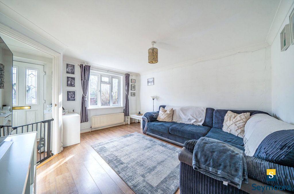 Property photo 3 of 17 Living Room