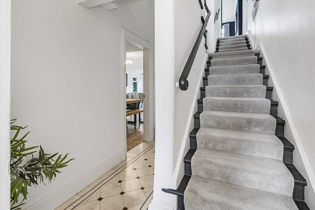 Property photo 2 of 32