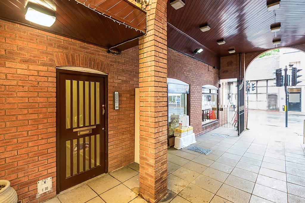 Property photo 2 of 8 Communal Entrance