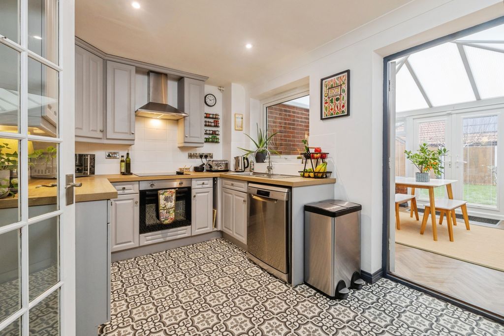 Property photo 3 of 14 Kitchen