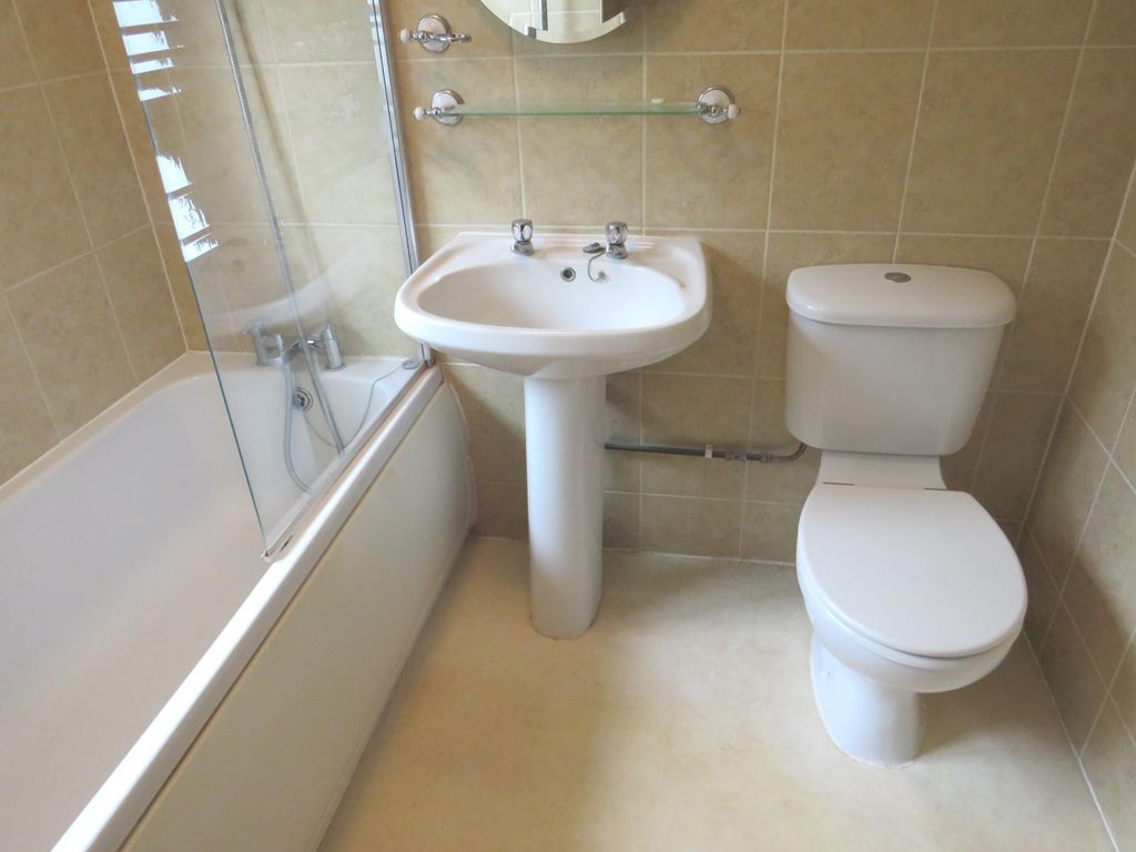 Property photo 3 of 9 Bathroom