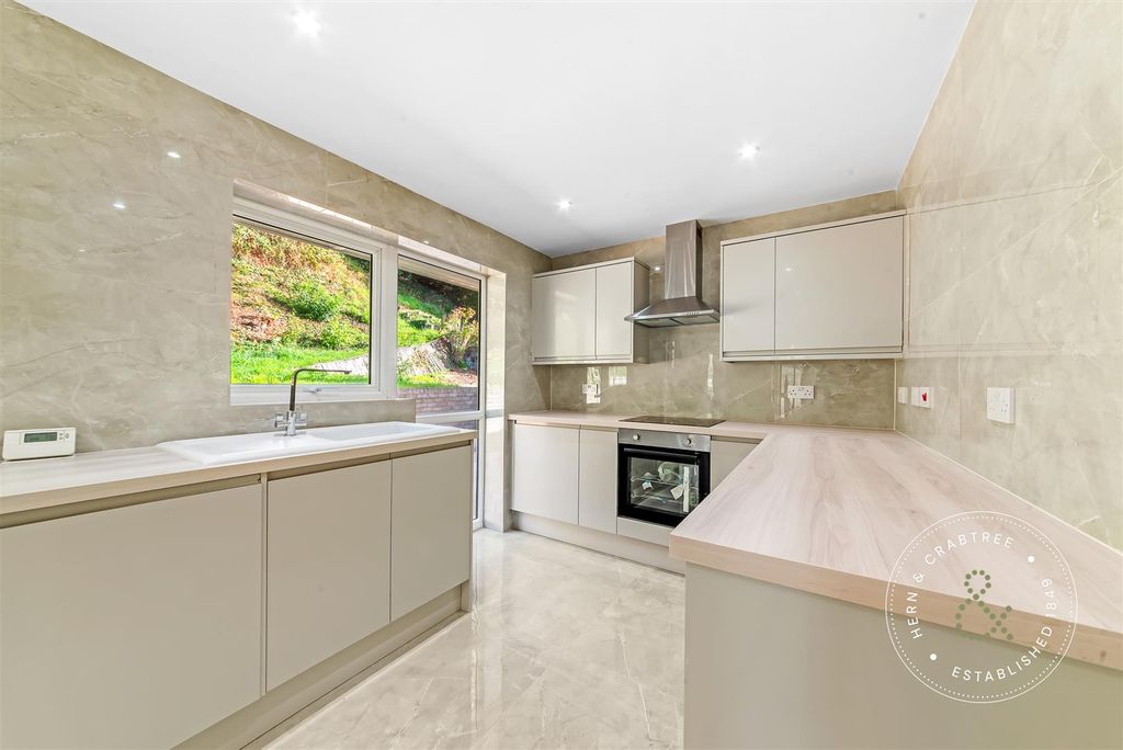 Property photo 3 of 34 Silver-Birch-Close-06.Jpg