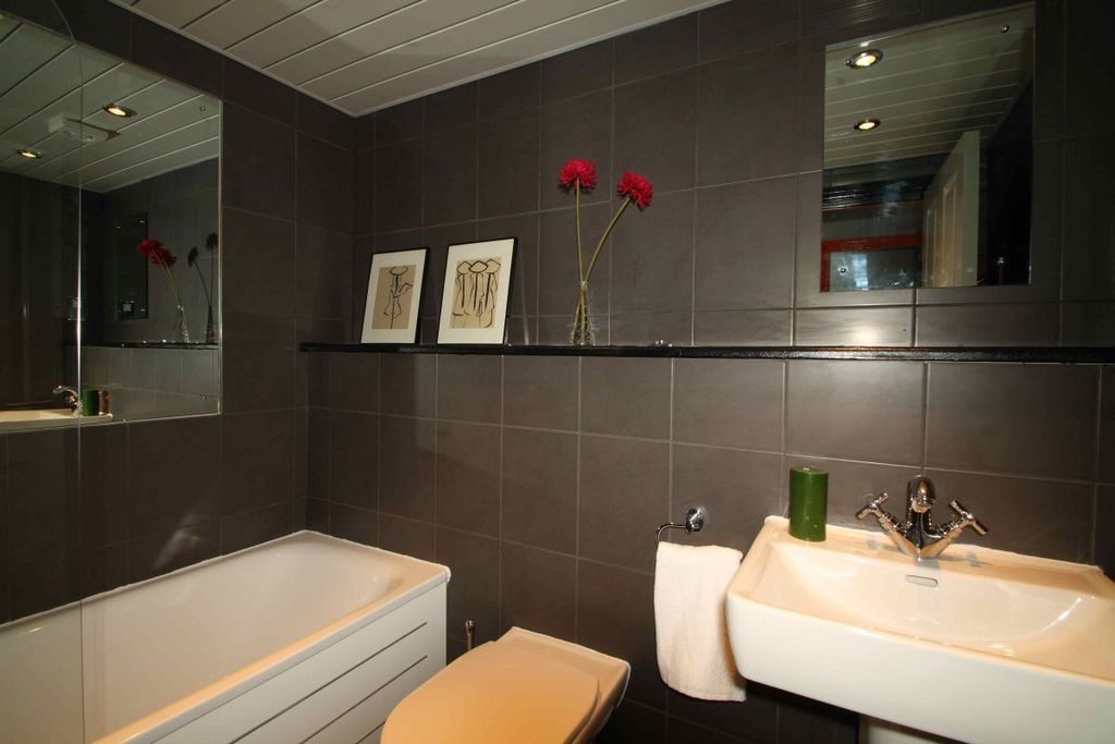 Property photo 3 of 13 16Np Bathroom