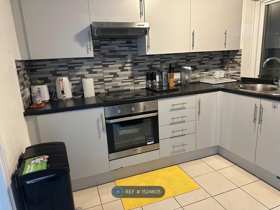 Property photo 3 of 7 Kitchen