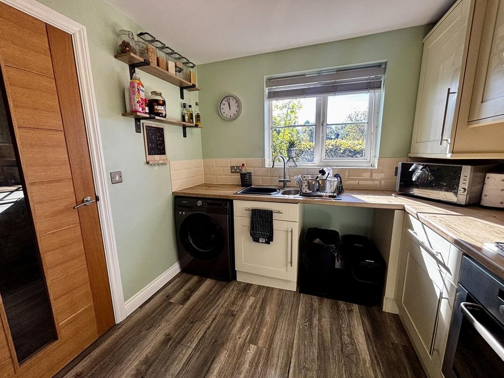 Property photo 3 of 31 Kitchen