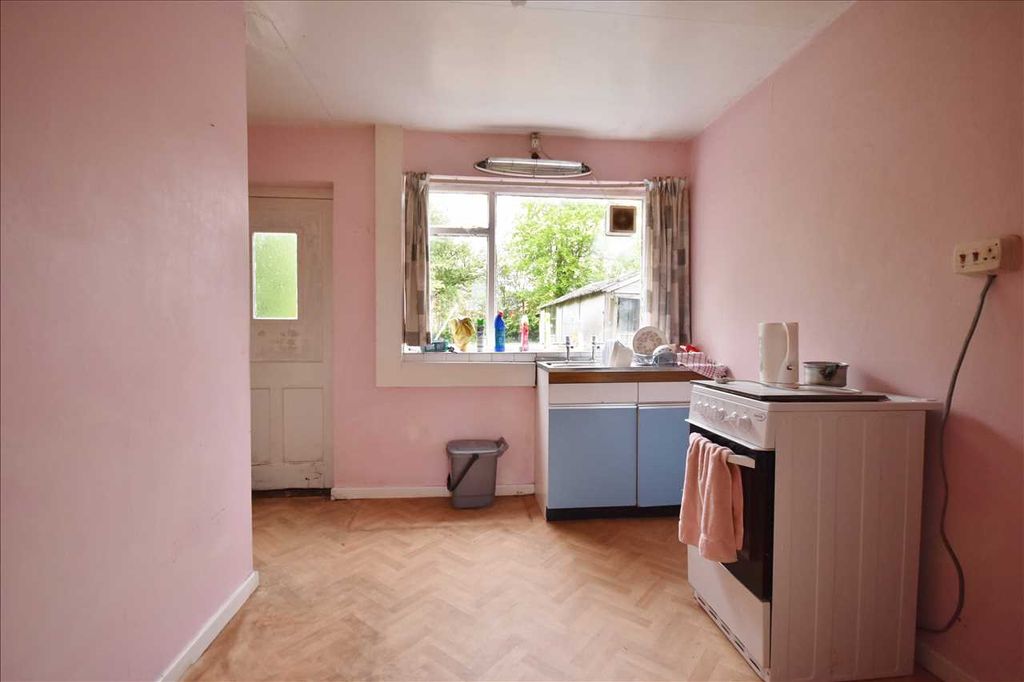 Property photo 3 of 8 Kitchen