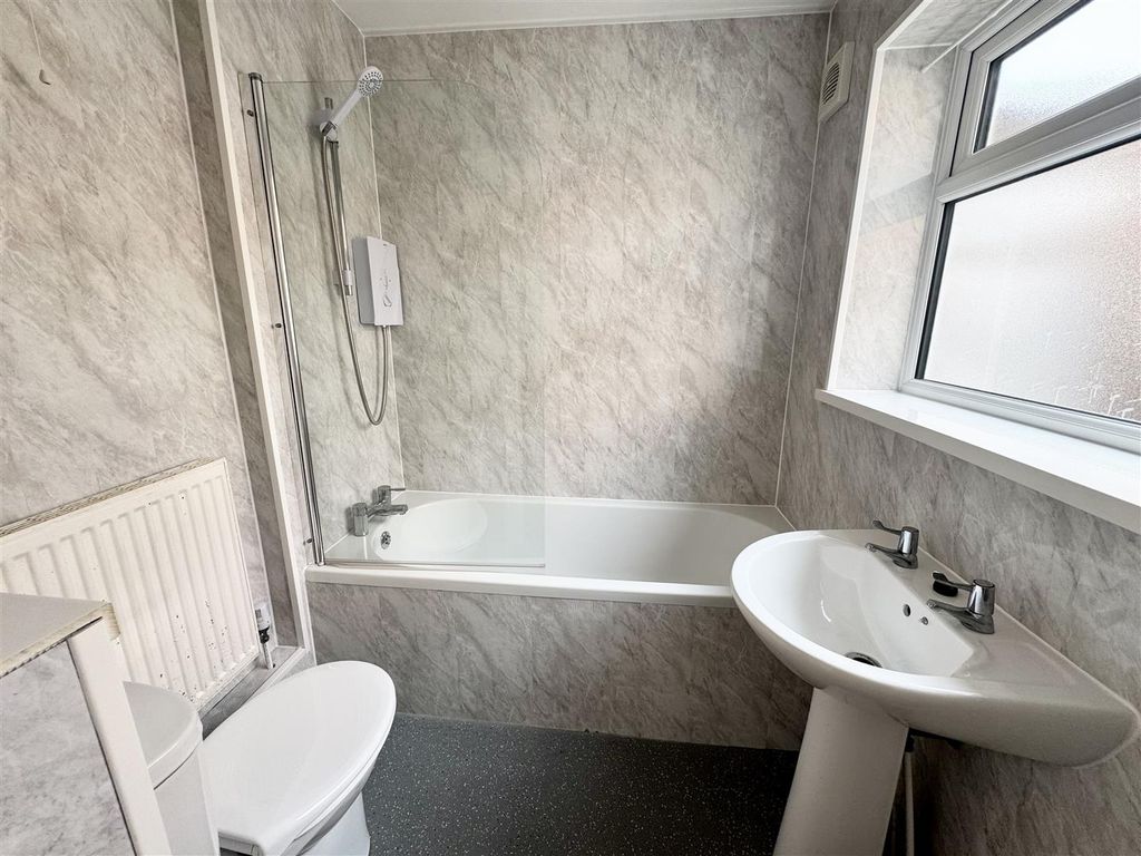 Property photo 2 of 7 Bathroom