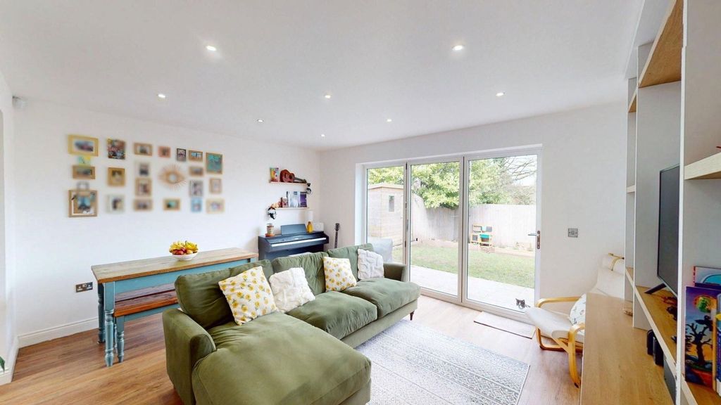 Property photo 2 of 15 Lounge