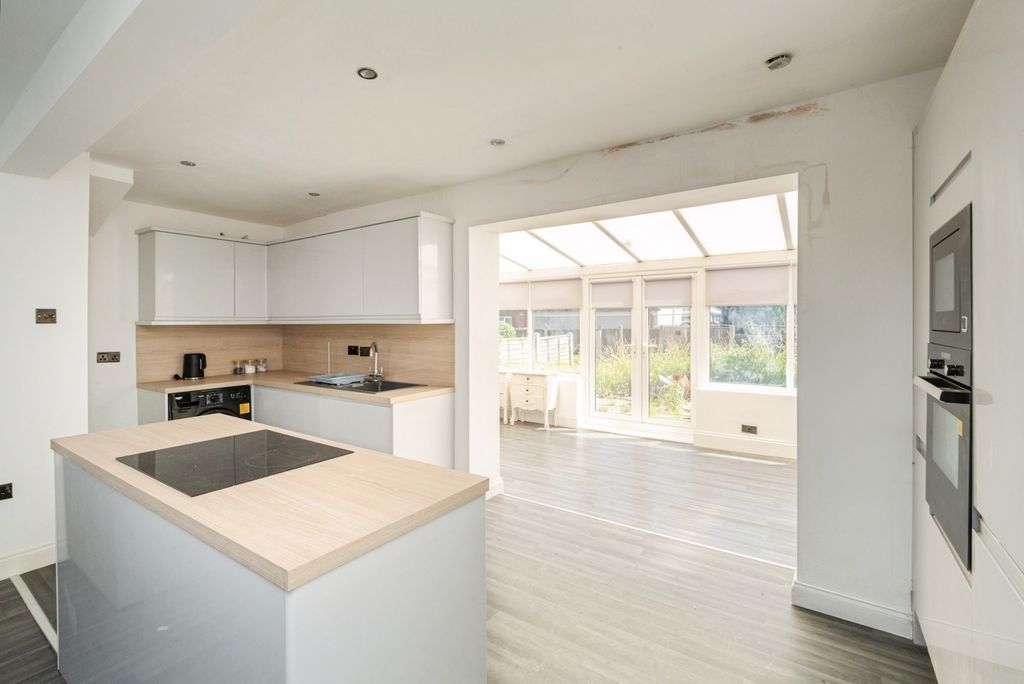 Property photo 2 of 17 Photo