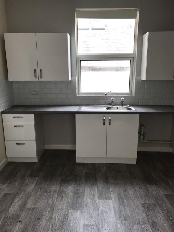 Property photo 3 of 9 6 Castle Sq Kitchen.Jpg