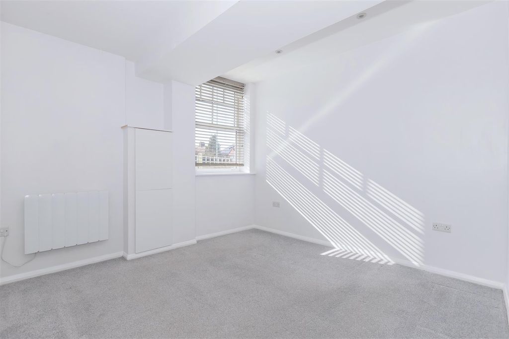 Property photo 1 of 13 Littlehampton Rd.Jpg