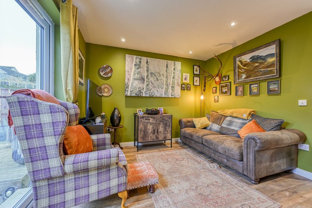 Property photo 3 of 15 Lounge