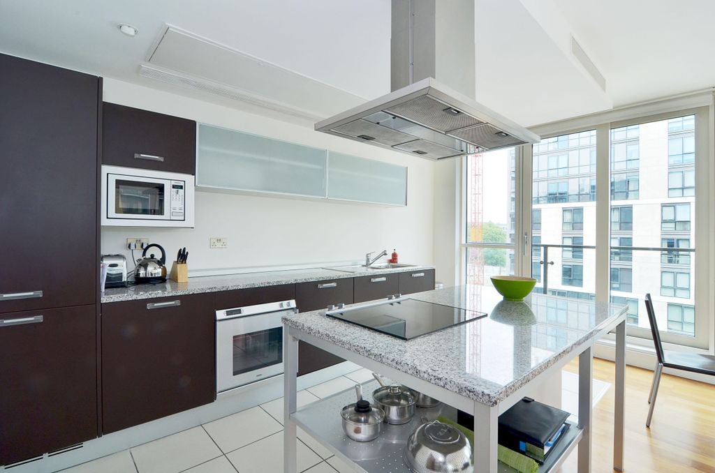 Property photo 3 of 11 Kitchen