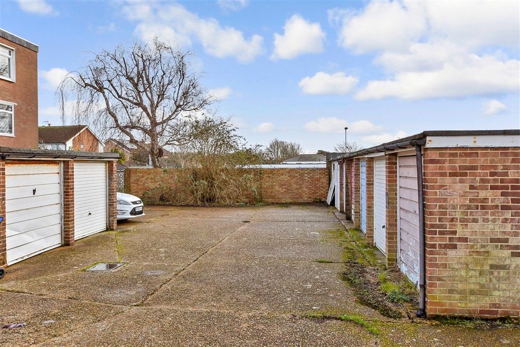 Property photo 2 of 10 Garage