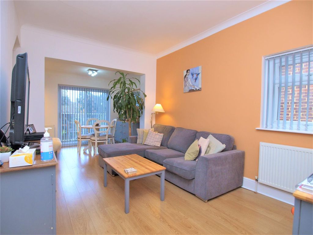 Property photo 3 of 11 Lounge.Jpg