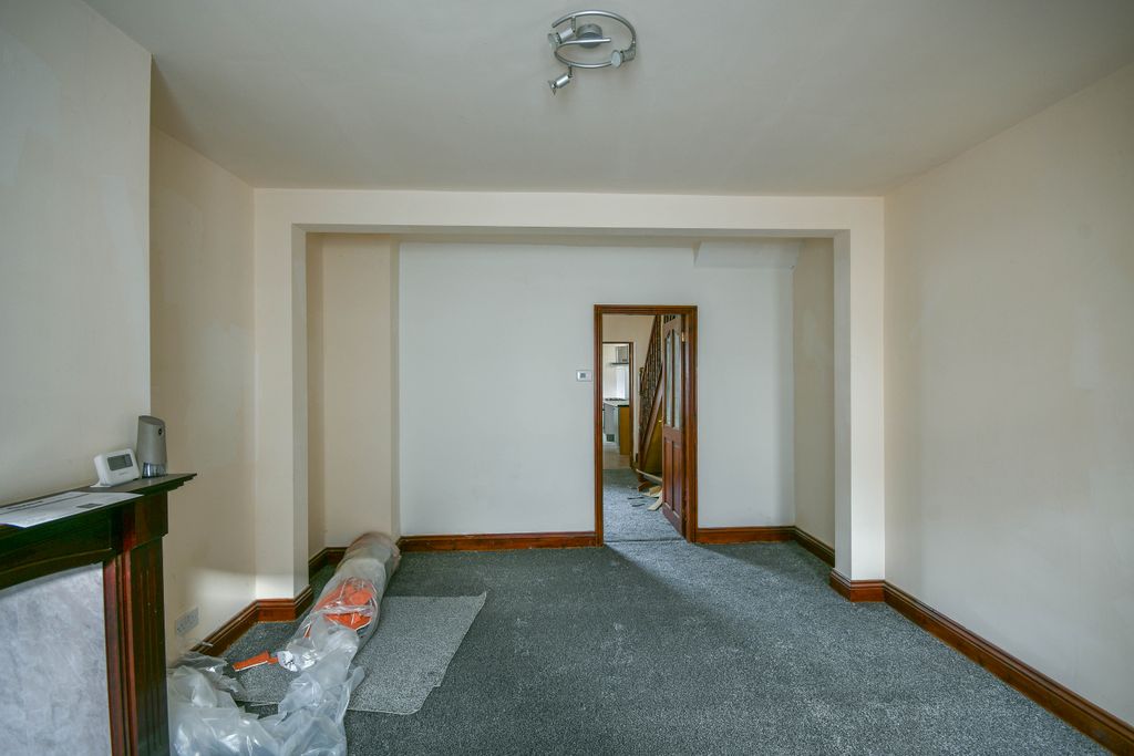 Property photo 3 of 22 Lounge 1