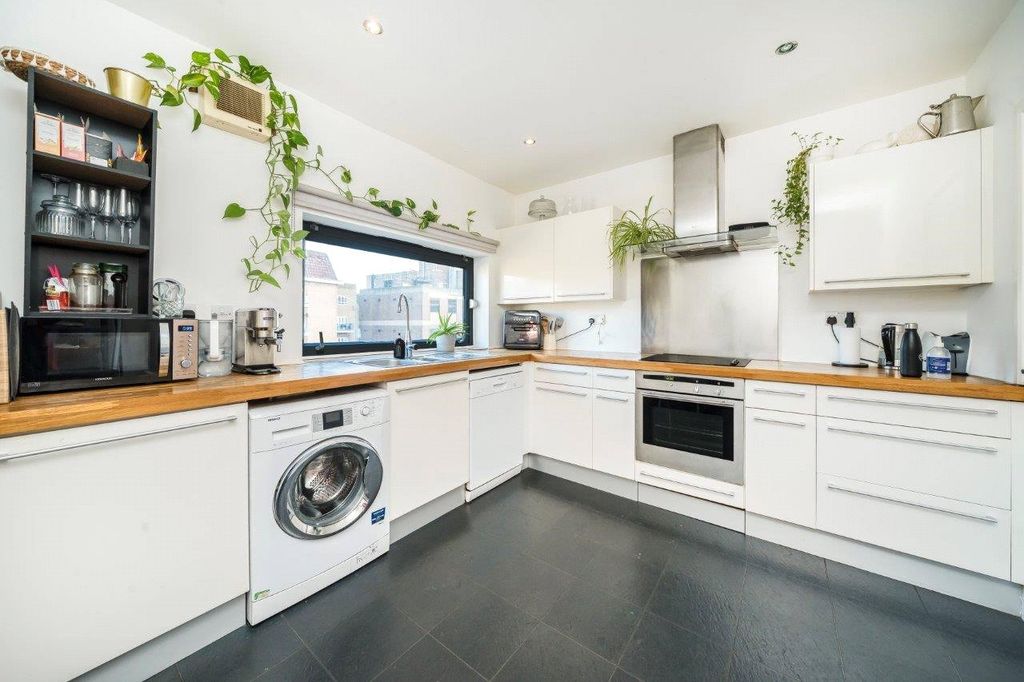 Property photo 2 of 8 Kitchen