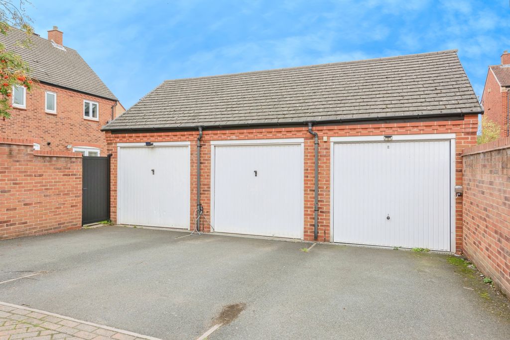 Property photo 3 of 24 Garage & Driveway (Centre)