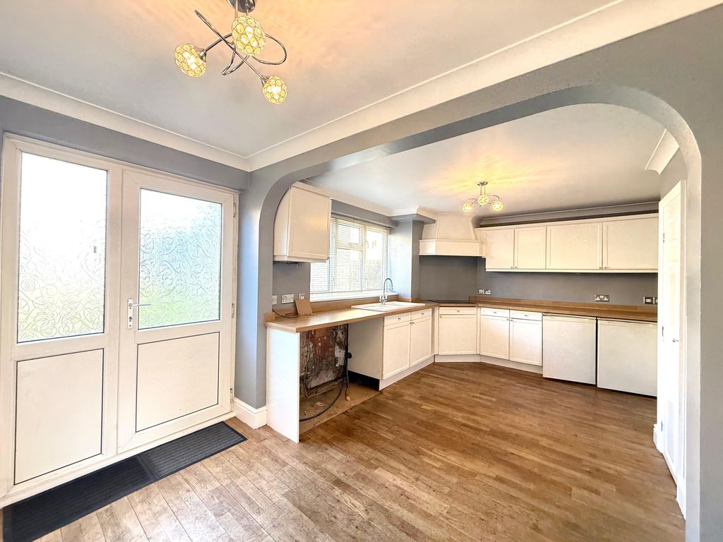 Property photo 3 of 10 Kitchen