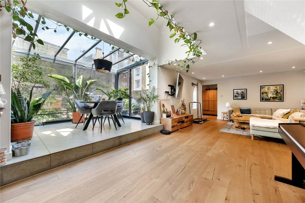 Property photo 2 of 40 Picture No. 05