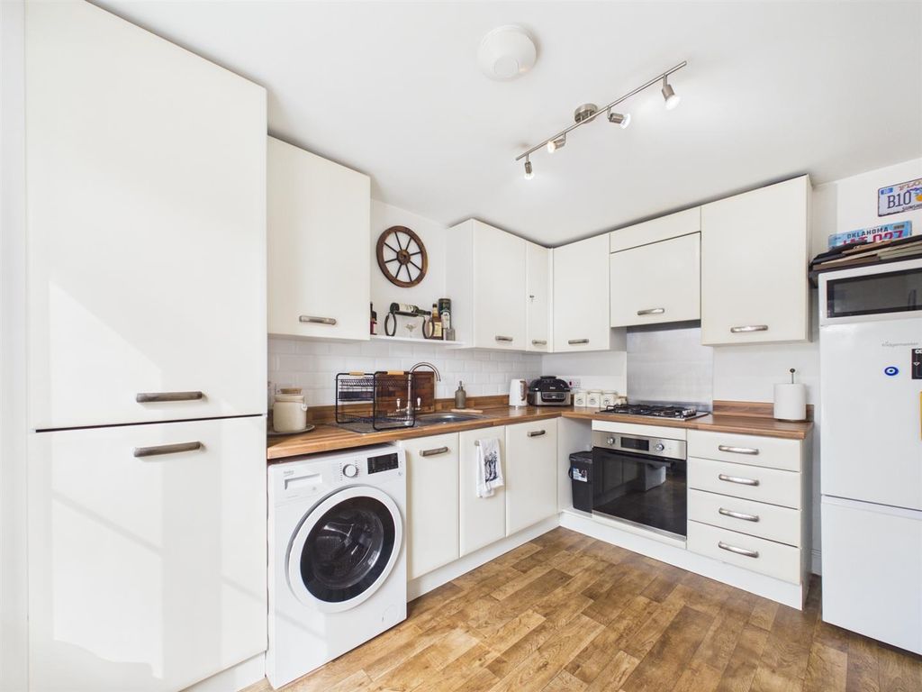 Property photo 2 of 10 Kitchen