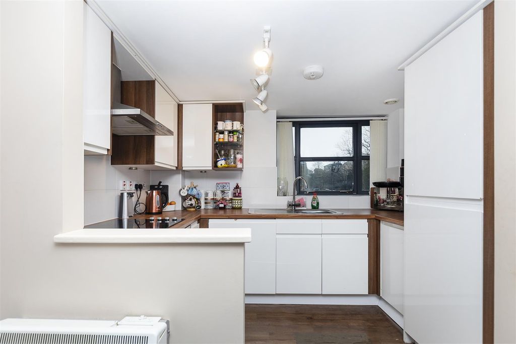 Property photo 3 of 17 Kitchen Area