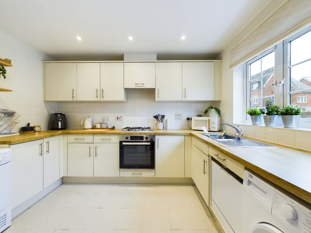 Property photo 2 of 12 Kitchen