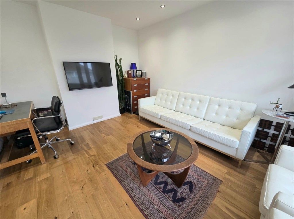 Property photo 3 of 15 Lounge