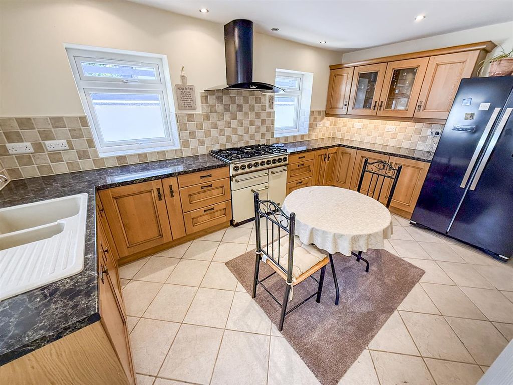 Property photo 2 of 25 Kitchen