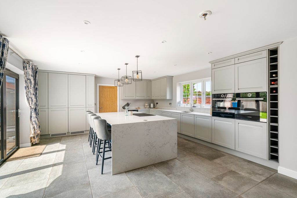 Property photo 2 of 28 5215351