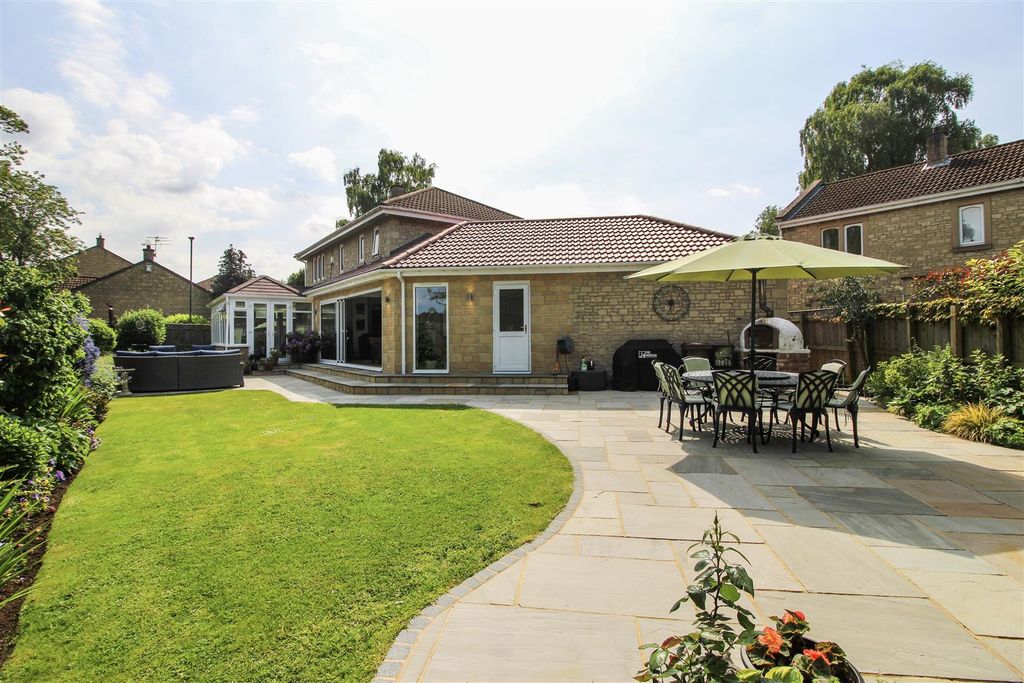 Property photo 3 of 32 Rear Gardens