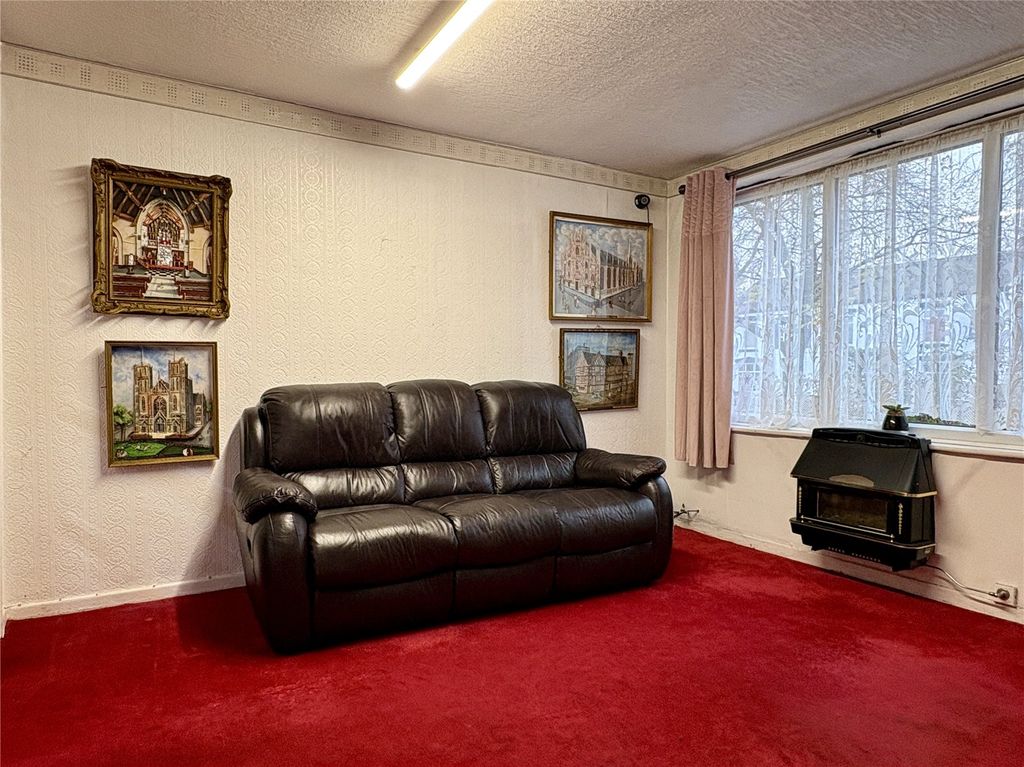 Property photo 3 of 11 Lounge