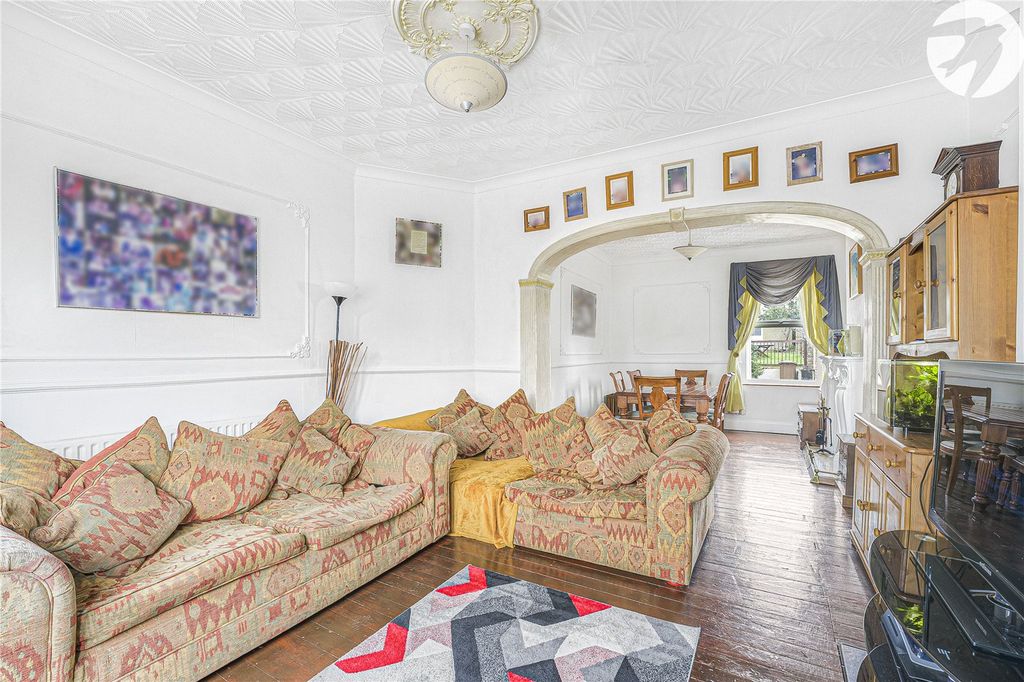 Property photo 3 of 28 Through Lounge