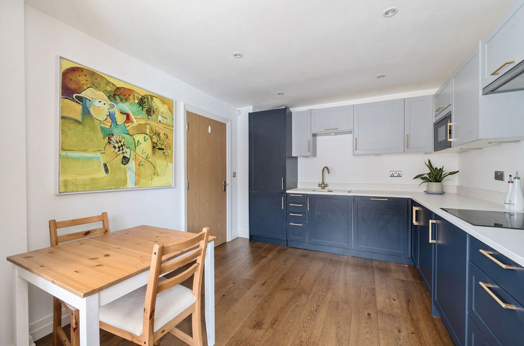 Property photo 2 of 15 Refitted Kitchen