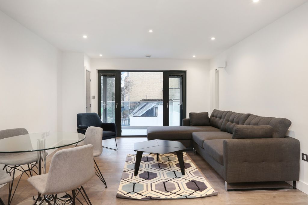 Property photo 3 of 6 Open-Plan Lounge