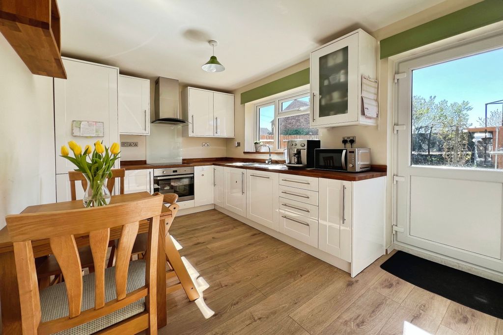 Property photo 3 of 17 Kitchen