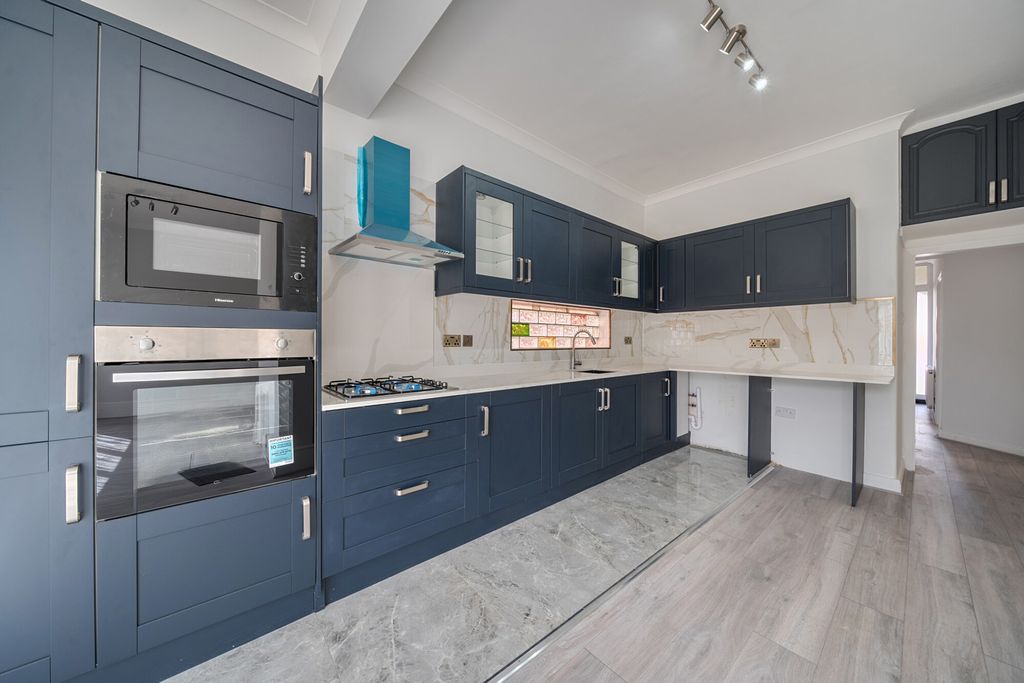 Property photo 2 of 27 1453863-20-69F0B4...