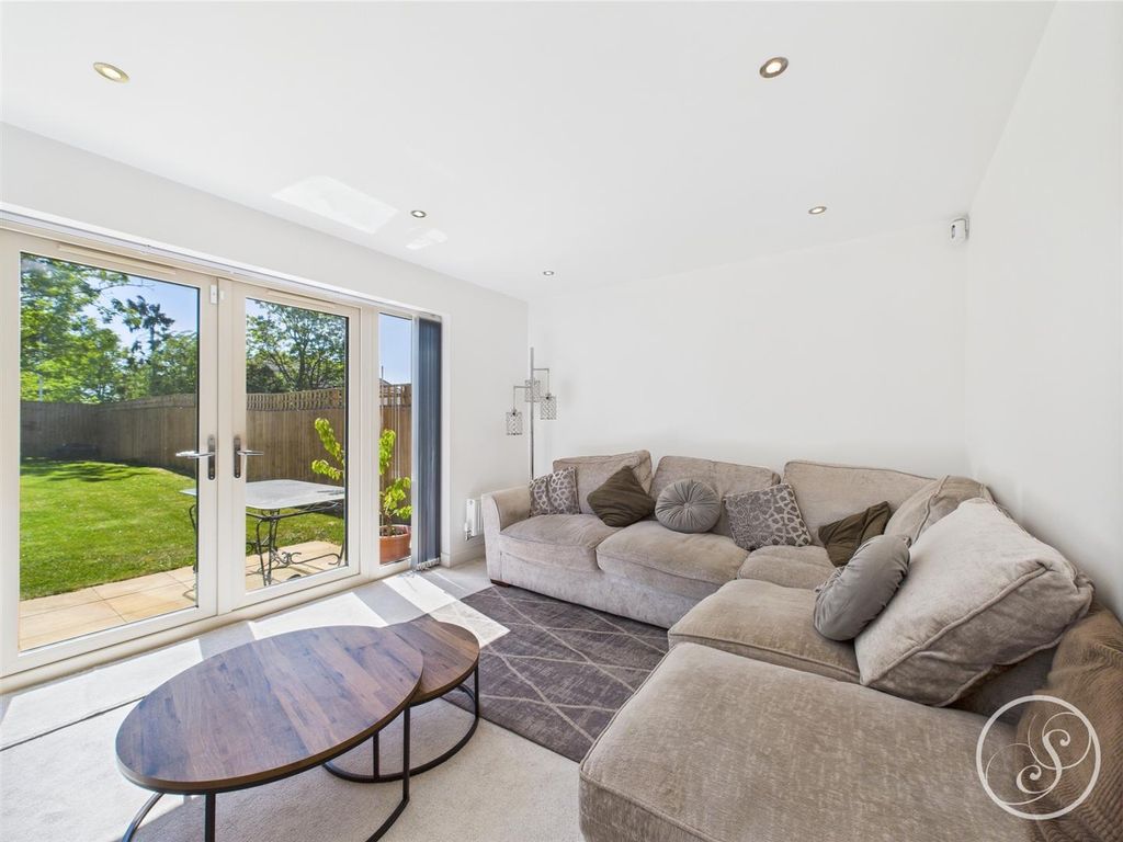 Property photo 3 of 28 Lounge