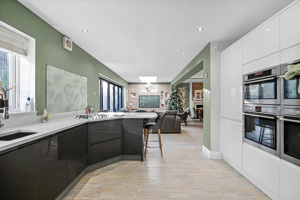 Property photo 3 of 27