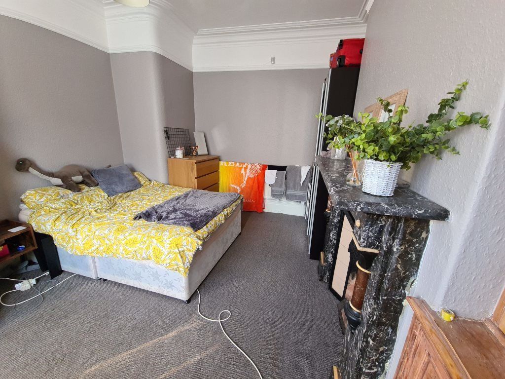 Property photo 1 of 14 A Cozy Double Bedroom Featuring A Comfortable Bed ...