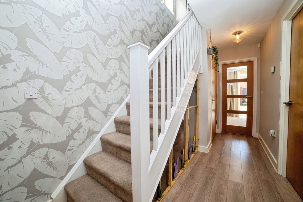 Property photo 2 of 18 Entrance Hall