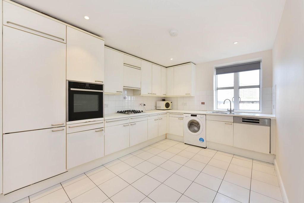 Property photo 3 of 22 62 King Henry's Reach (16).Jpg