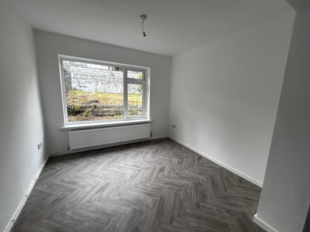 Property photo 3 of 10 Dining Room