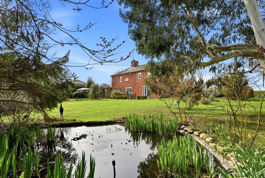 Property photo 2 of 51 Spinney House33