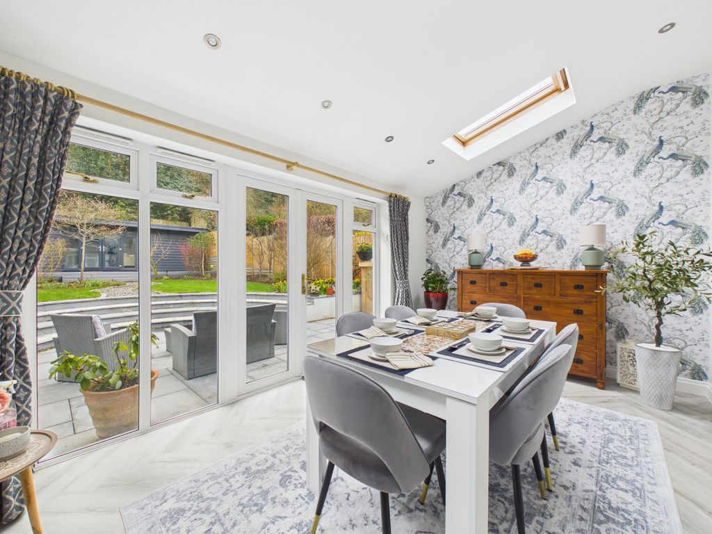 Property photo 3 of 27 Cam01984G0-Pr0570-Still017