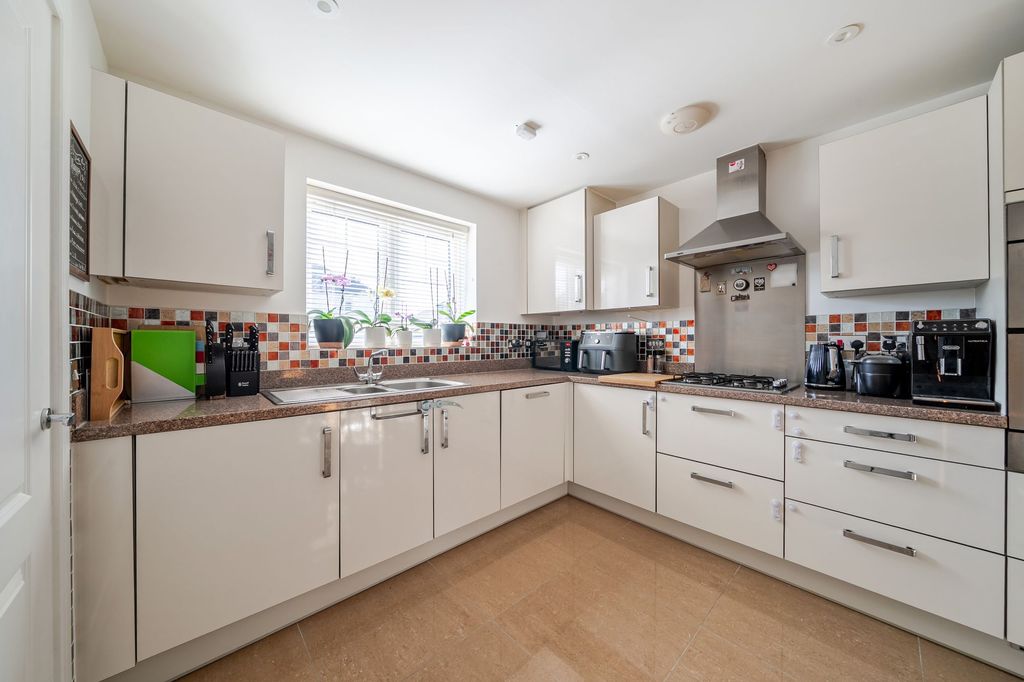 Property photo 2 of 18 Kitchen