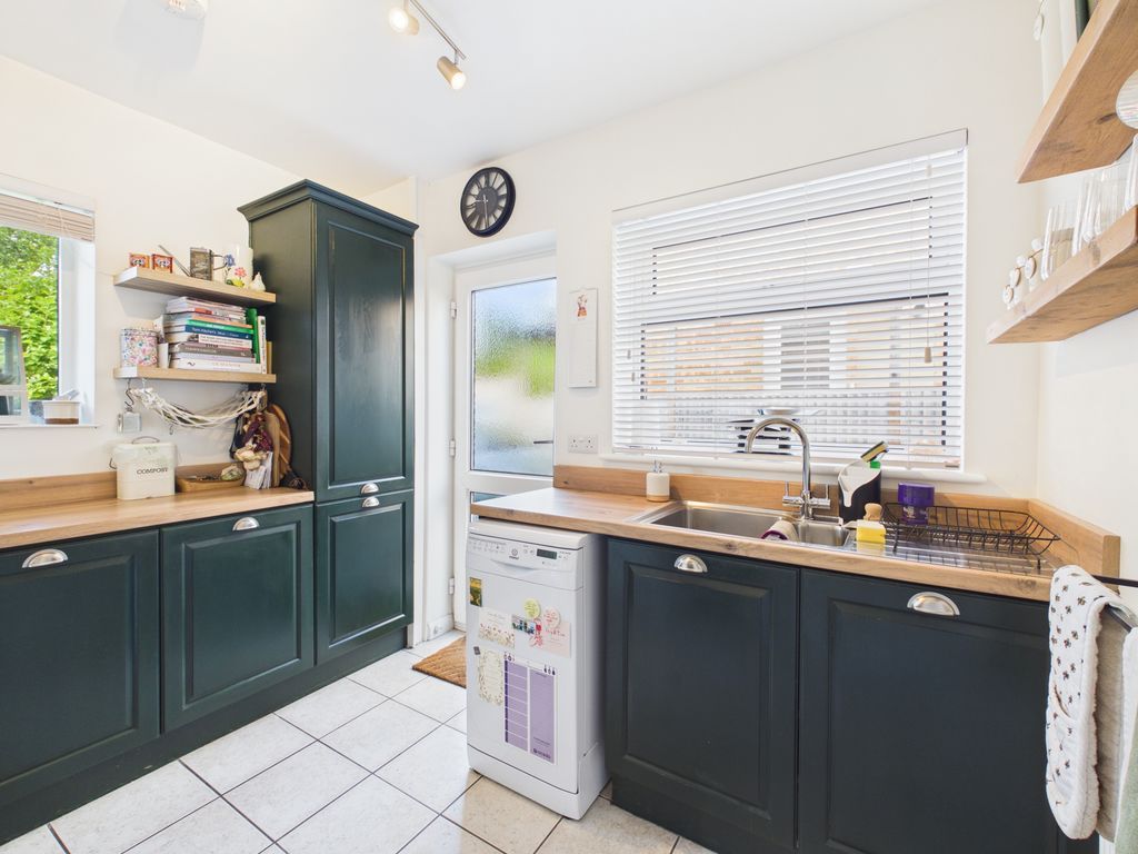Property photo 3 of 17 Kitchen