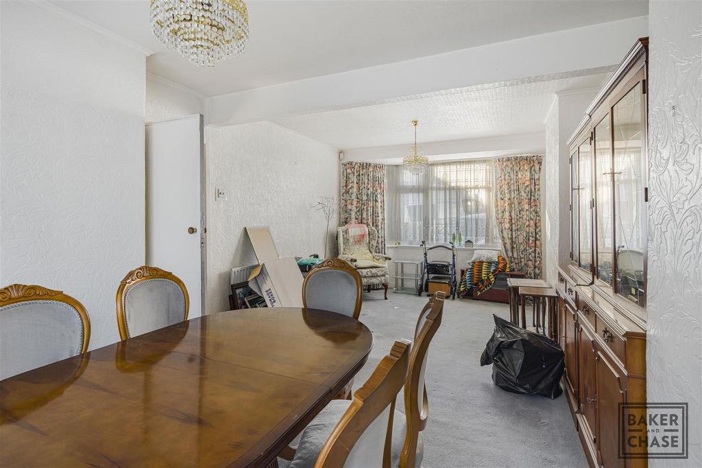 Property photo 3 of 24 Lounge