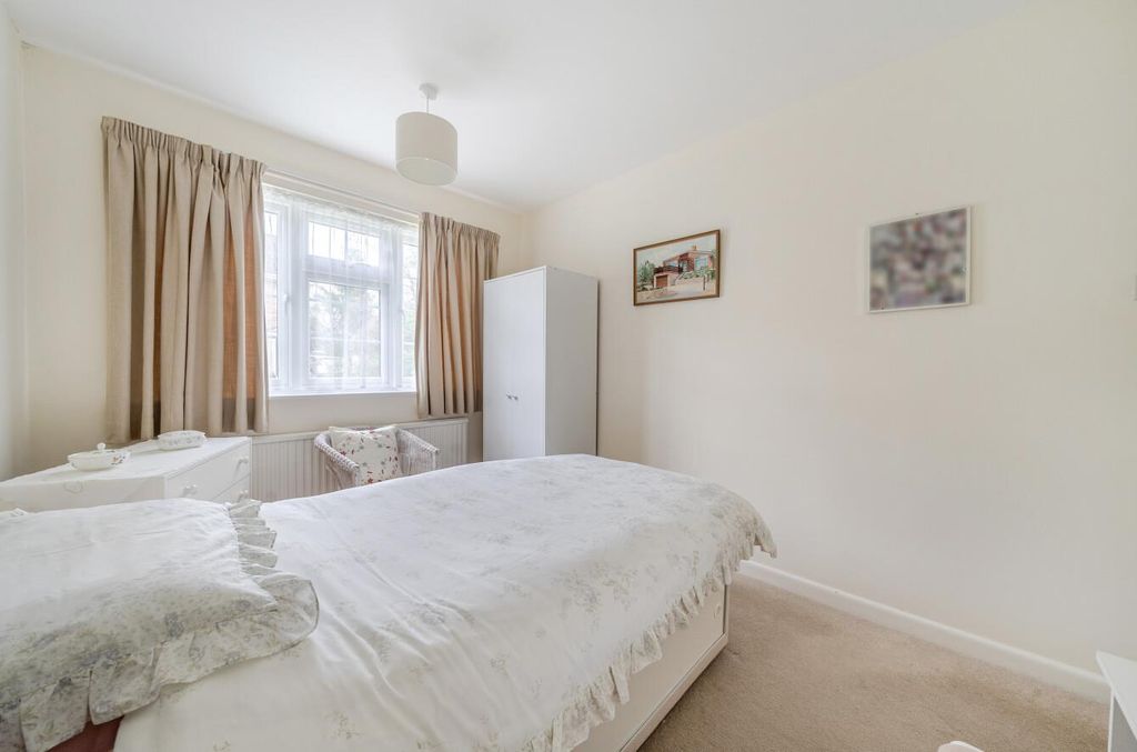 Property photo 3 of 16 Tithewood Close 1 (14).Jpg