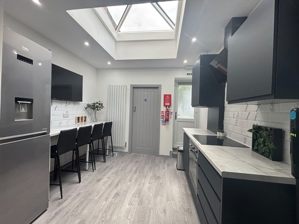 Property photo 1 of 9 Stunning Communal Kitchen